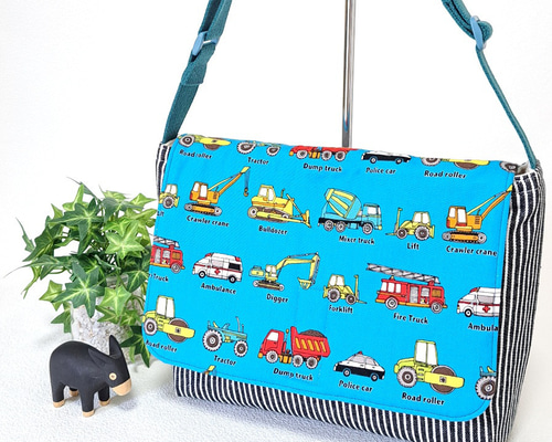 手作り☆通園ショルダーバッグ☆旧大サイズ☆はたらく車&チェッカーフラッグ 手作り☆通園ショルダーバッグ☆旧大サイズ☆はたらく車&チェッカー