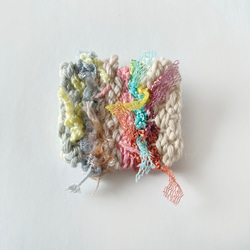 手織りの春色ブローチ　母の日　織り物　軽い　1点もの　パステルカラー　カラフル　個性的 1枚目の画像