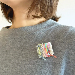 軽やか春の手織りブローチ　手編みの糸アクセサリー　ナチュラルスタイル　誕生日プレゼント　個性的な1点もの　春限定2025 3枚目の画像
