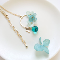 梅雨の晴れ間に Hydrangea＆DropBeads【ピアスorイヤリング・ネックレス】翡翠色・送料無料 4枚目の画像