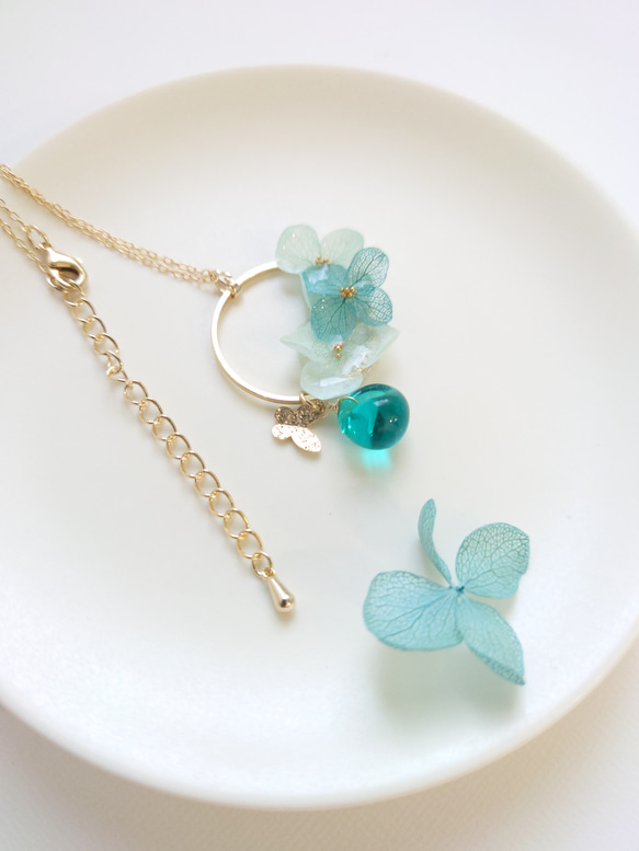 梅雨の晴れ間に Hydrangea＆DropBeads【ピアスorイヤリング・ネックレス】翡翠色・送料無料 4枚目の画像