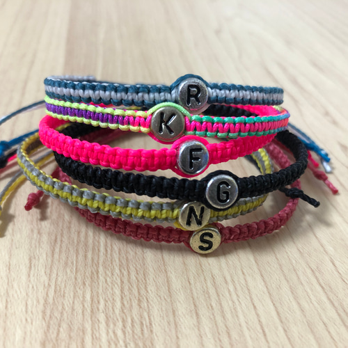 ☆カラーが選べる☆アンティーク風イニシャルビーズ☆ミサンガ