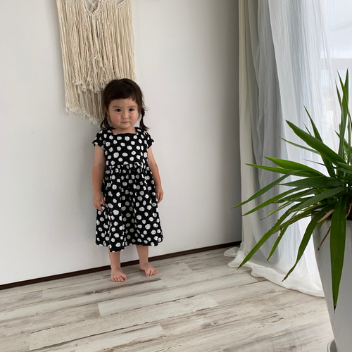 スクエアカラーのレトロワンピース 黒白ドット 90サイズ 子供服 nine  