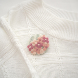 草花を描いた羊毛フェルト刺繍のブローチ（紫陽花・ピンク） 3枚目の画像