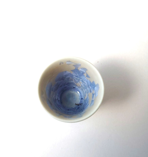 キラキラと輝くような結晶が美しい杯　　花結晶（銀藤）　角高台杯　磁器 5枚目の画像