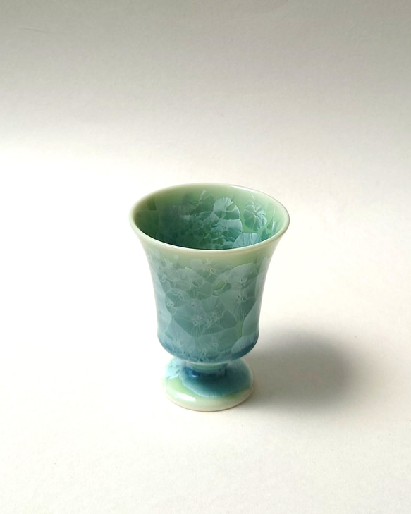 キラキラと輝くような結晶が美しい杯　　花結晶（緑）　角高台杯　磁器 4枚目の画像