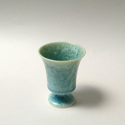 キラキラと輝くような結晶が美しい杯　　花結晶（緑）　角高台杯　磁器 3枚目の画像