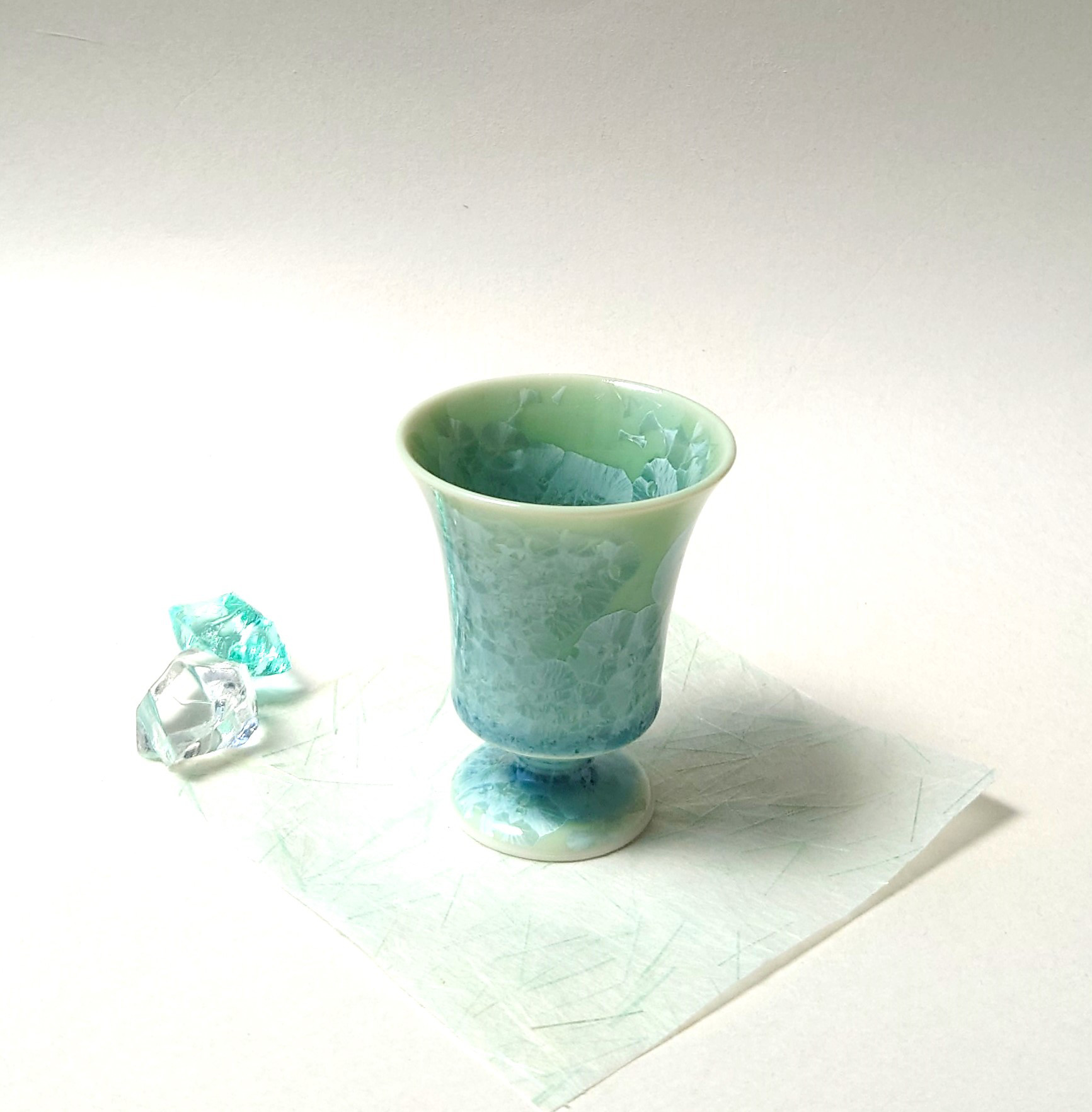 キラキラと輝くような結晶が美しい杯 花結晶（緑） 角高台杯 磁器