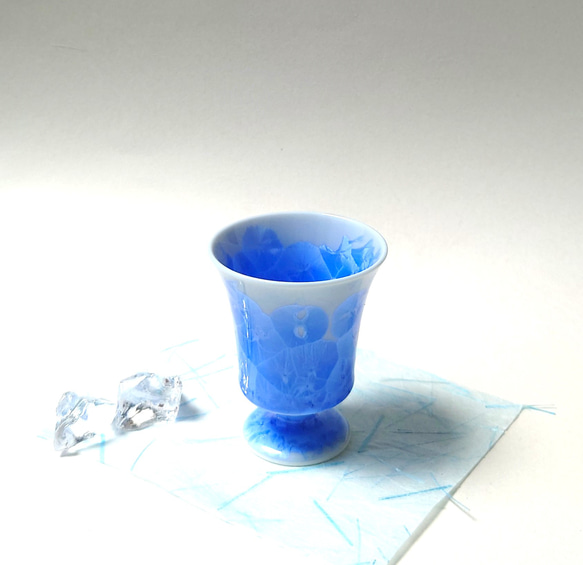 キラキラと輝くような結晶が美しい杯　　花結晶（青）　角高台杯　磁器 1枚目の画像