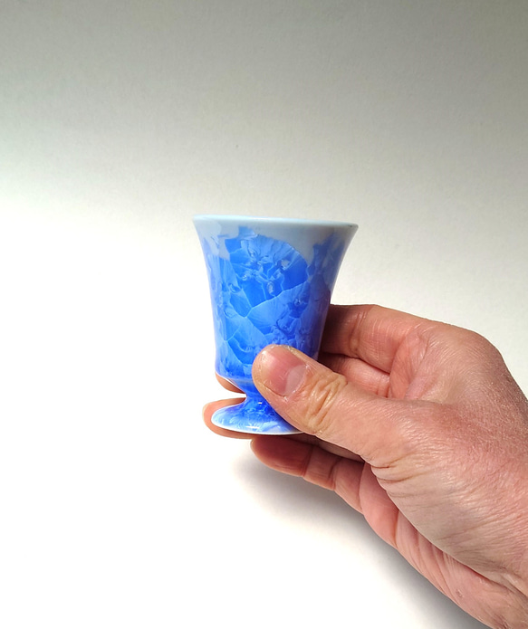 キラキラと輝くような結晶が美しい杯　　花結晶（青）　角高台杯　磁器 6枚目の画像