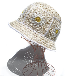 【クロシェハット】かぎ針編みのクロシェ お花のバケットハット アイボリー 4枚目の画像
