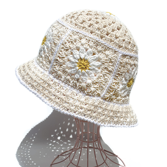 【クロシェハット】かぎ針編みのクロシェ お花のバケットハット アイボリー 1枚目の画像