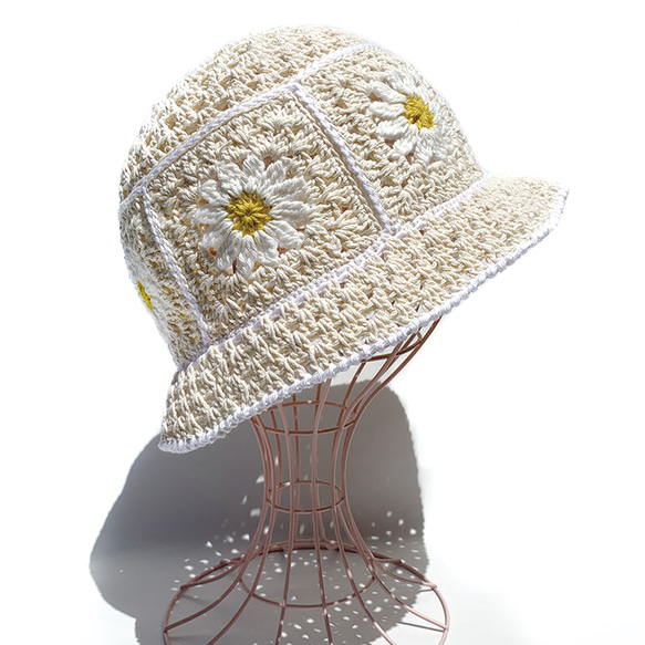 【クロシェハット】かぎ針編みのクロシェ お花のバケットハット アイボリー 3枚目の画像