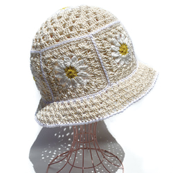 【クロシェハット】かぎ針編みのクロシェ お花のバケットハット アイボリー 2枚目の画像