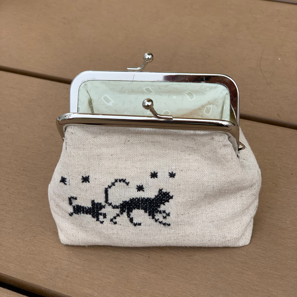 【訳あり値下げ　期間限定】ねこの刺繍　がま口ポーチ　 2枚目の画像