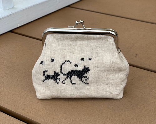 春のリースのがま口ポーチ　モリス　手刺繍　ハンドメイド 春のリースのがま口ポーチ モリス 手刺繍 ハンドメイド