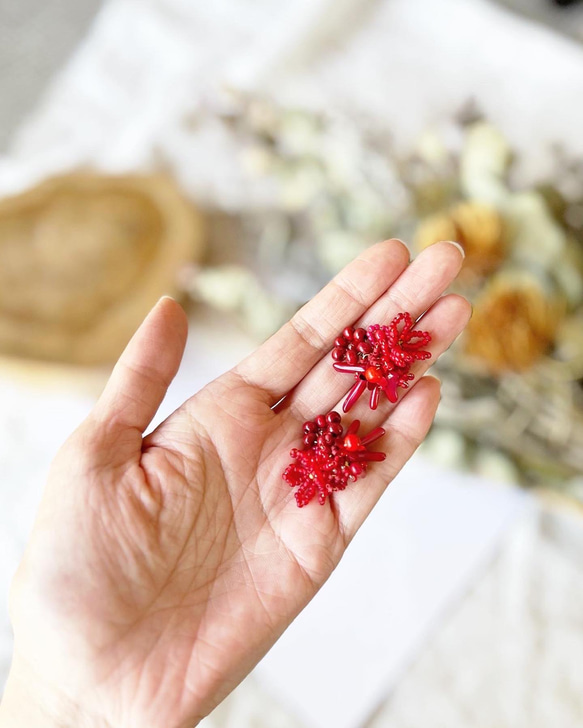 flower bouquet red フラワー　珊瑚　赤　ピアス  イヤリング 大ぶり　金属アレルギー対応 2枚目の画像