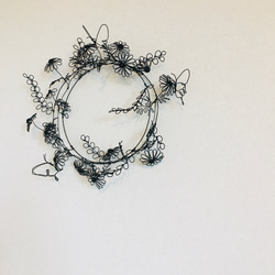 ワイヤーアート　ワイヤー立体リース　カミツレとミモザのリース 3枚目の画像