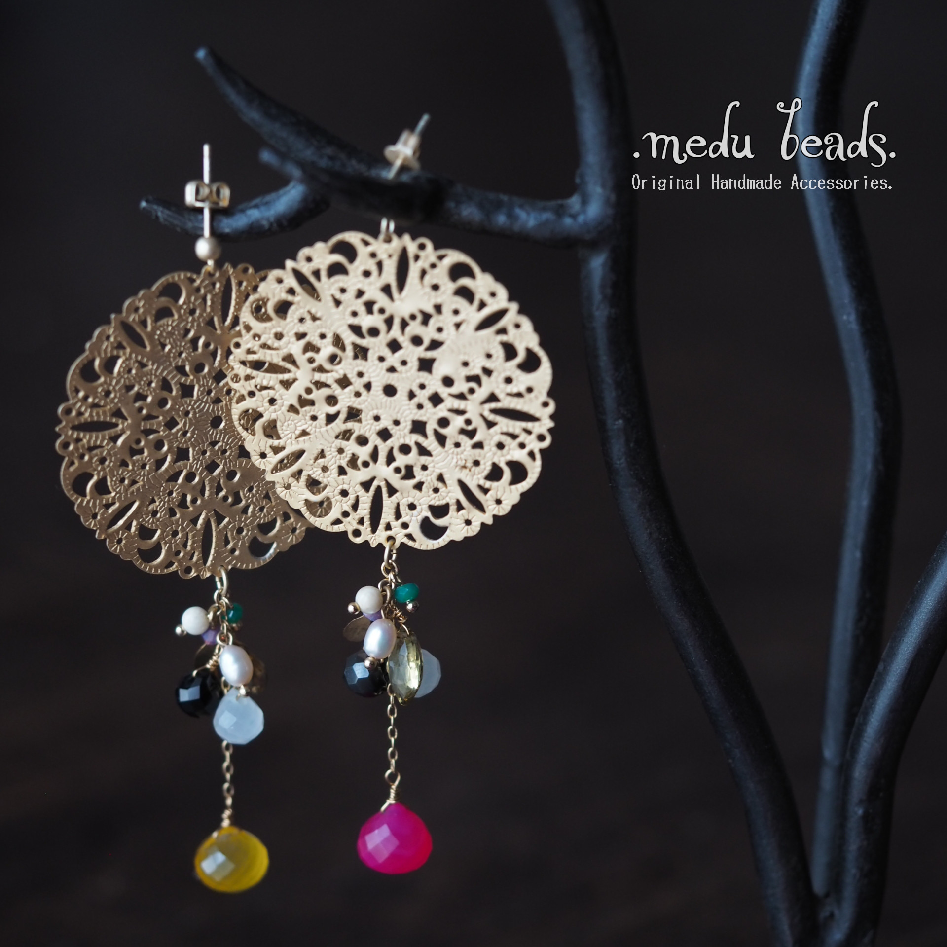 透かしゴールドとカラフルストーンのロングピアス／イヤリング