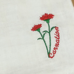 母の日/カーネーションの花文字刺繍入りダブルガーゼハンカチ/ALL日本製 1枚目の画像