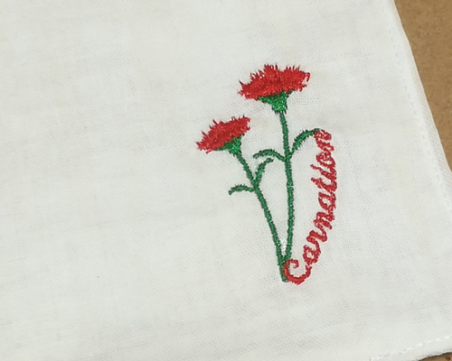 手刺繍入ちっちゃな ガーゼハンカチ【ぷっくりお花】 母の日/カーネーションの花文字刺繍入りダブルガーゼハンカチ/ALL日本