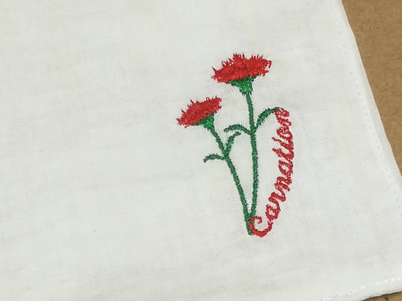 母の日/カーネーションの花文字刺繍入りダブルガーゼハンカチ/ALL日本製 1枚目の画像