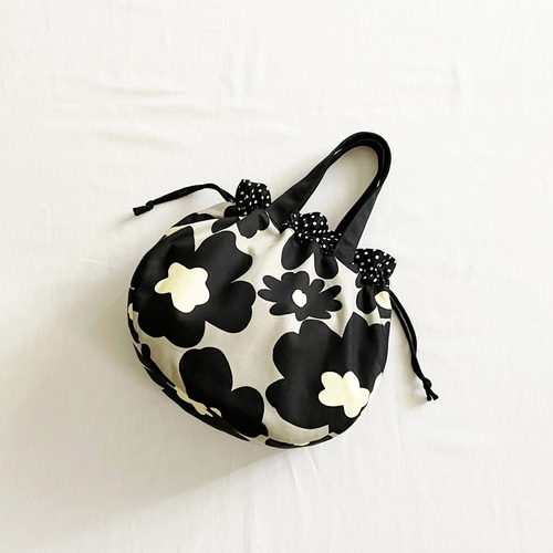 巾着バッグ グレーブラック 北欧風グランドフラワー柄 トートバッグ  