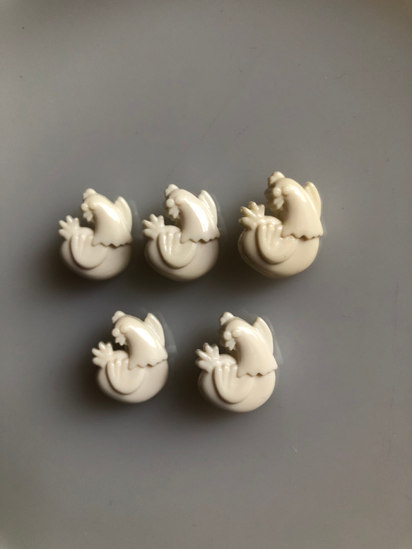 アンティーク ボタン 5個　ビンテージ 昭和 レトロ 個性的 ハンドメイド素材 日本製 ポップ アクセ にわとり 4枚目の画像