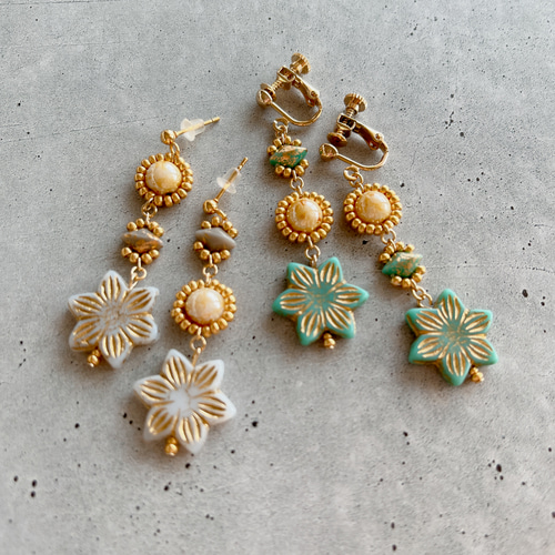 チェコガラスのsummer flowerイヤリングorピアス＊ホワイトグレー 