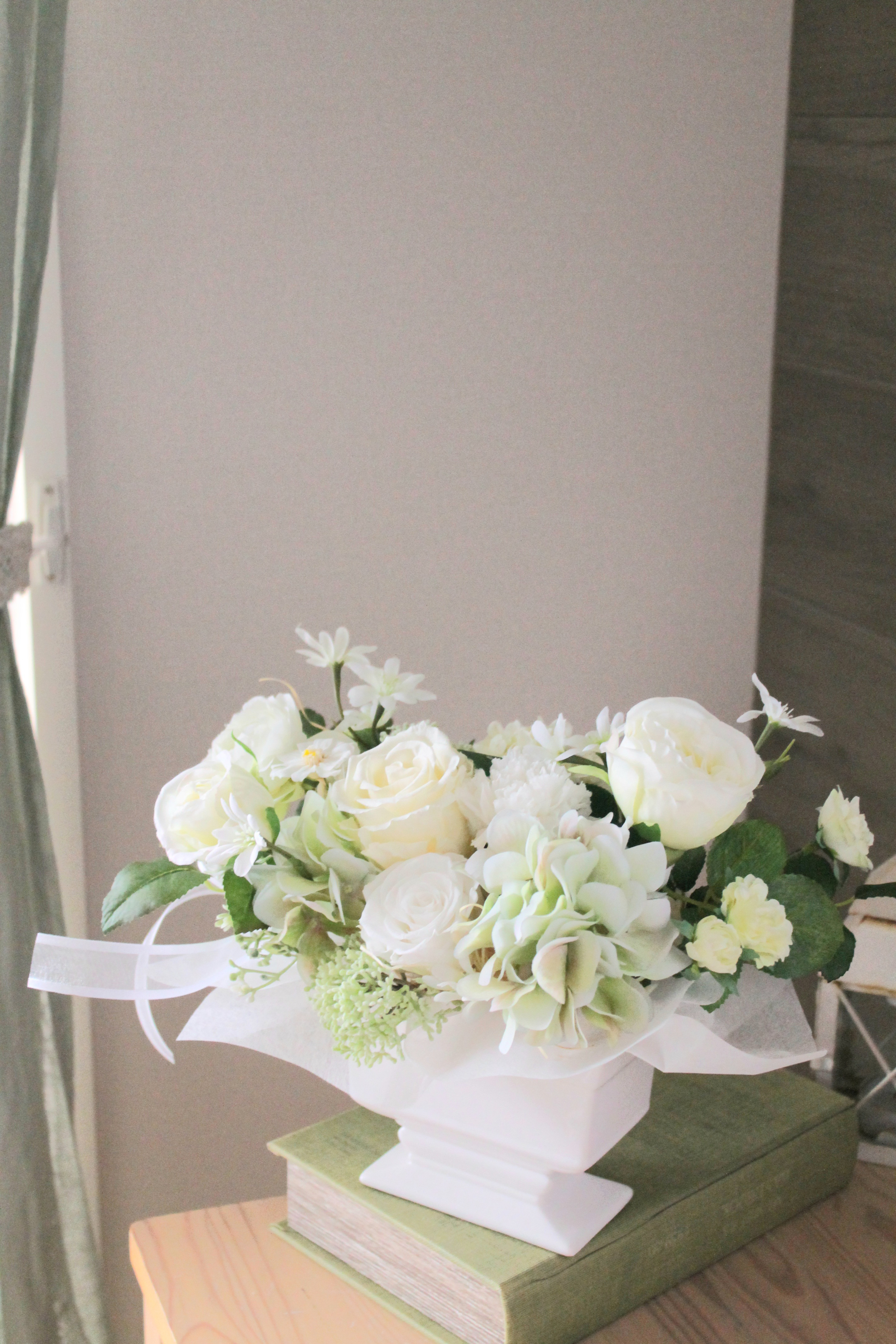 【プリザーブド&アーティフィシャルフラワー】白薔薇のエレガントなアレンジメント《受注製作》30×24cm