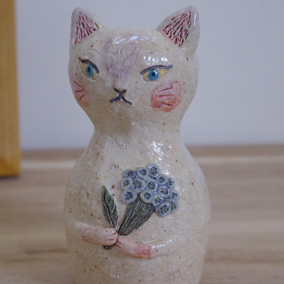 花束を持った猫  ミニ花瓶  【ベージュ】 6枚目の画像