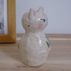 花束を持った猫  ミニ花瓶  【ベージュ】 5枚目の画像