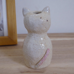 花束を持った猫  ミニ花瓶  【ベージュ】 3枚目の画像