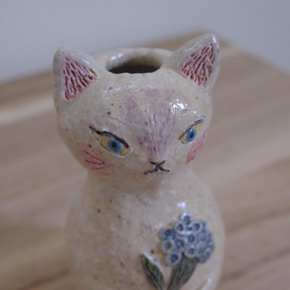 花束を持った猫  ミニ花瓶  【ベージュ】 4枚目の画像