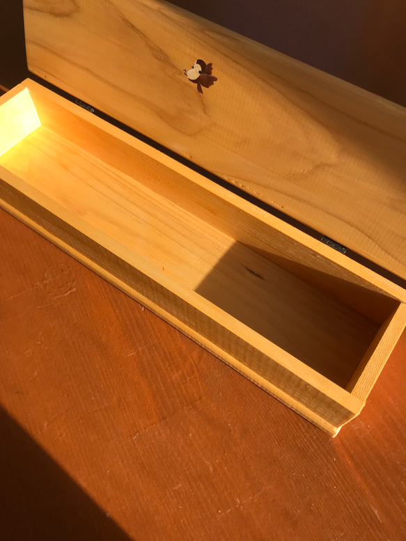 食卓に置ける箸箱(日本の模様）蓋付き箸入れ　ヒノキの箸箱　片手で開けられるカトラリーケース　小物入れ　メガネ入れ 8枚目の画像