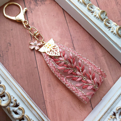 ブルー と ホワイト とピンク の 花模様 の インド刺繍リボン の