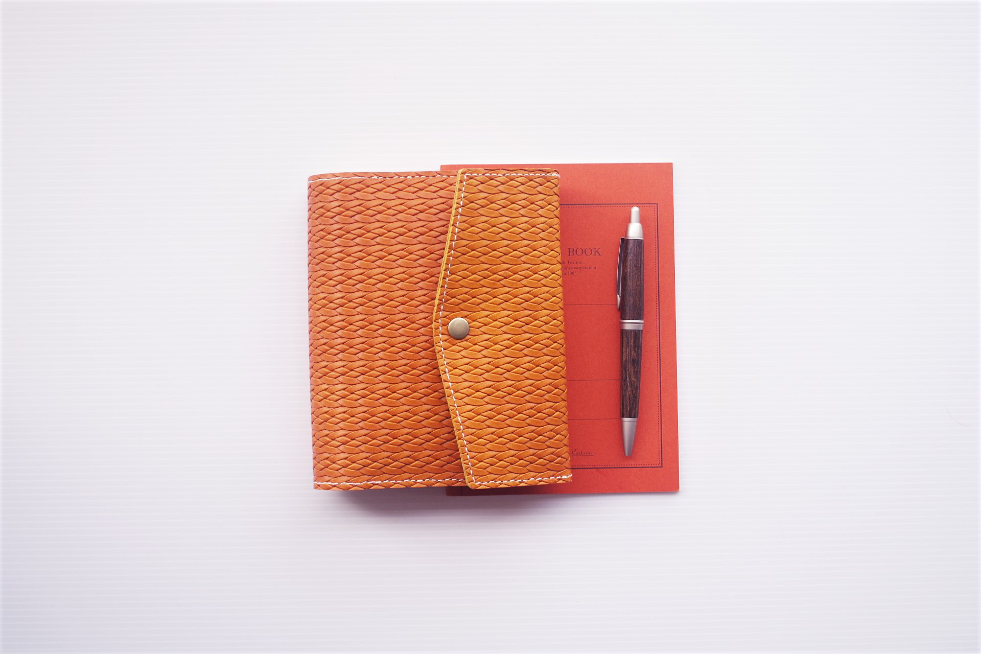 『 手作りだからこその温かみを… 質感の良い編み紐型押し 』牛革　手帳カバー～キャメル色～ほぼ日 A6　文庫本サイズ対応