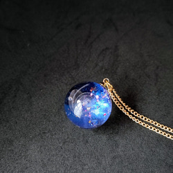 ブルーの輝く宇宙玉レジンの球体ネックレス 8枚目の画像