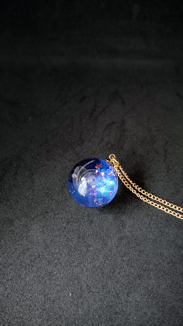 ブルーの輝く宇宙玉レジンの球体ネックレス 8枚目の画像
