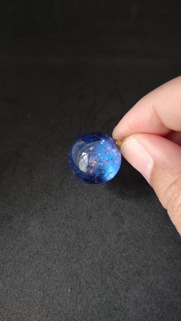 ブルーの輝く宇宙玉レジンの球体ネックレス 9枚目の画像