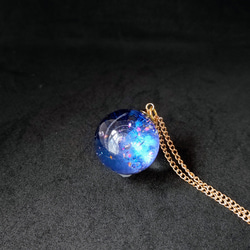 ブルーの輝く宇宙玉レジンの球体ネックレス 1枚目の画像