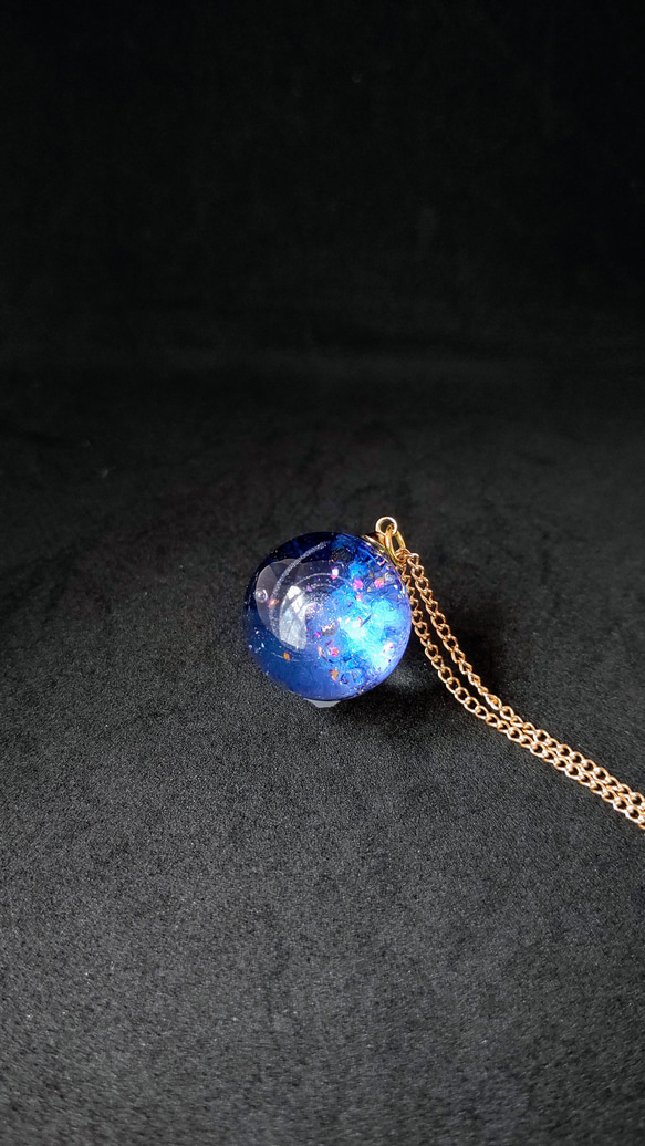 ブルーの輝く宇宙玉レジンの球体ネックレス 1枚目の画像