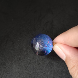 ブルーの輝く宇宙玉レジンの球体ネックレス 12枚目の画像