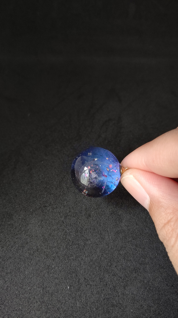 ブルーの輝く宇宙玉レジンの球体ネックレス 12枚目の画像