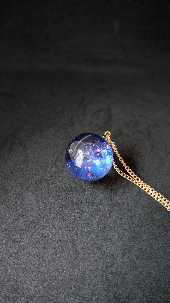 ブルーの輝く宇宙玉レジンの球体ネックレス 5枚目の画像