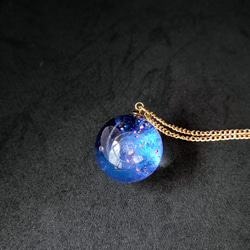 ブルーの輝く宇宙玉レジンの球体ネックレス 2枚目の画像