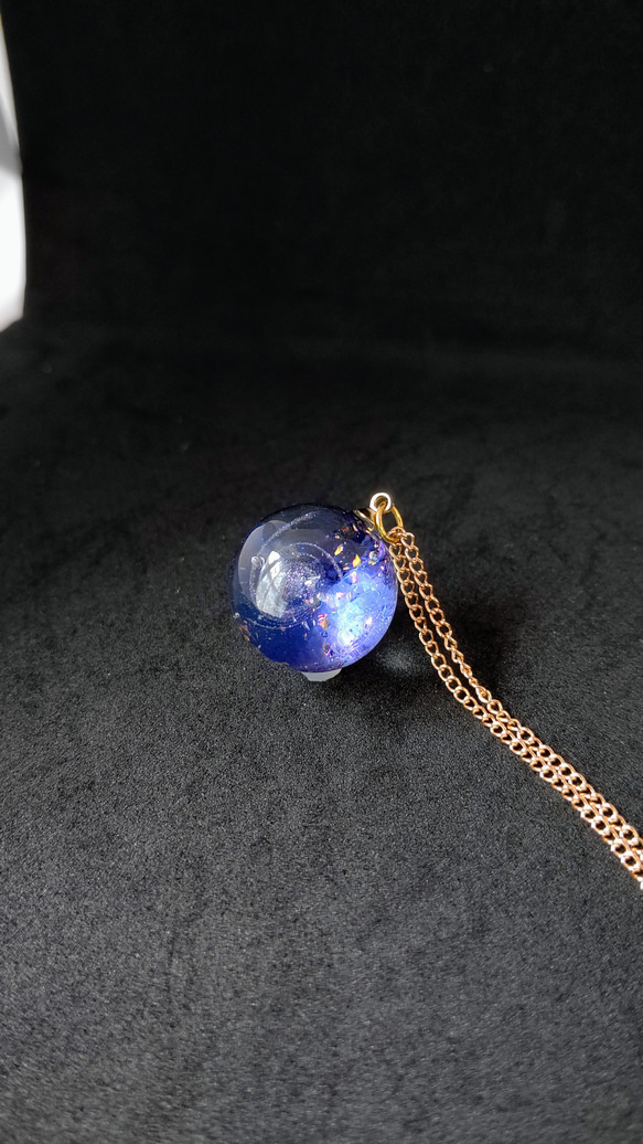 ブルーの輝く宇宙玉レジンの球体ネックレス 4枚目の画像