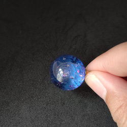 ブルーの輝く宇宙玉レジンの球体ネックレス 13枚目の画像