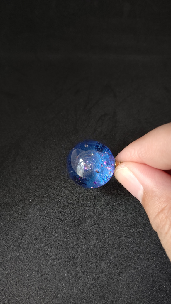 ブルーの輝く宇宙玉レジンの球体ネックレス 13枚目の画像