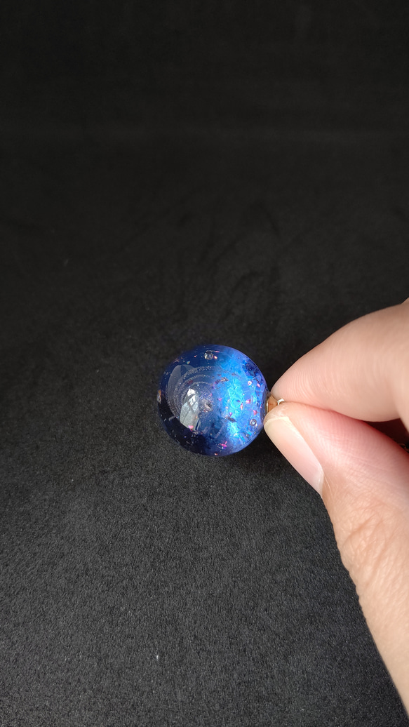 ブルーの輝く宇宙玉レジンの球体ネックレス 11枚目の画像